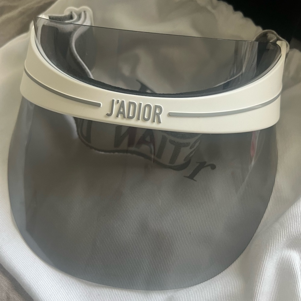 Christian Dior Visor
Black & white Dior Club visor
Authentic
New In Box